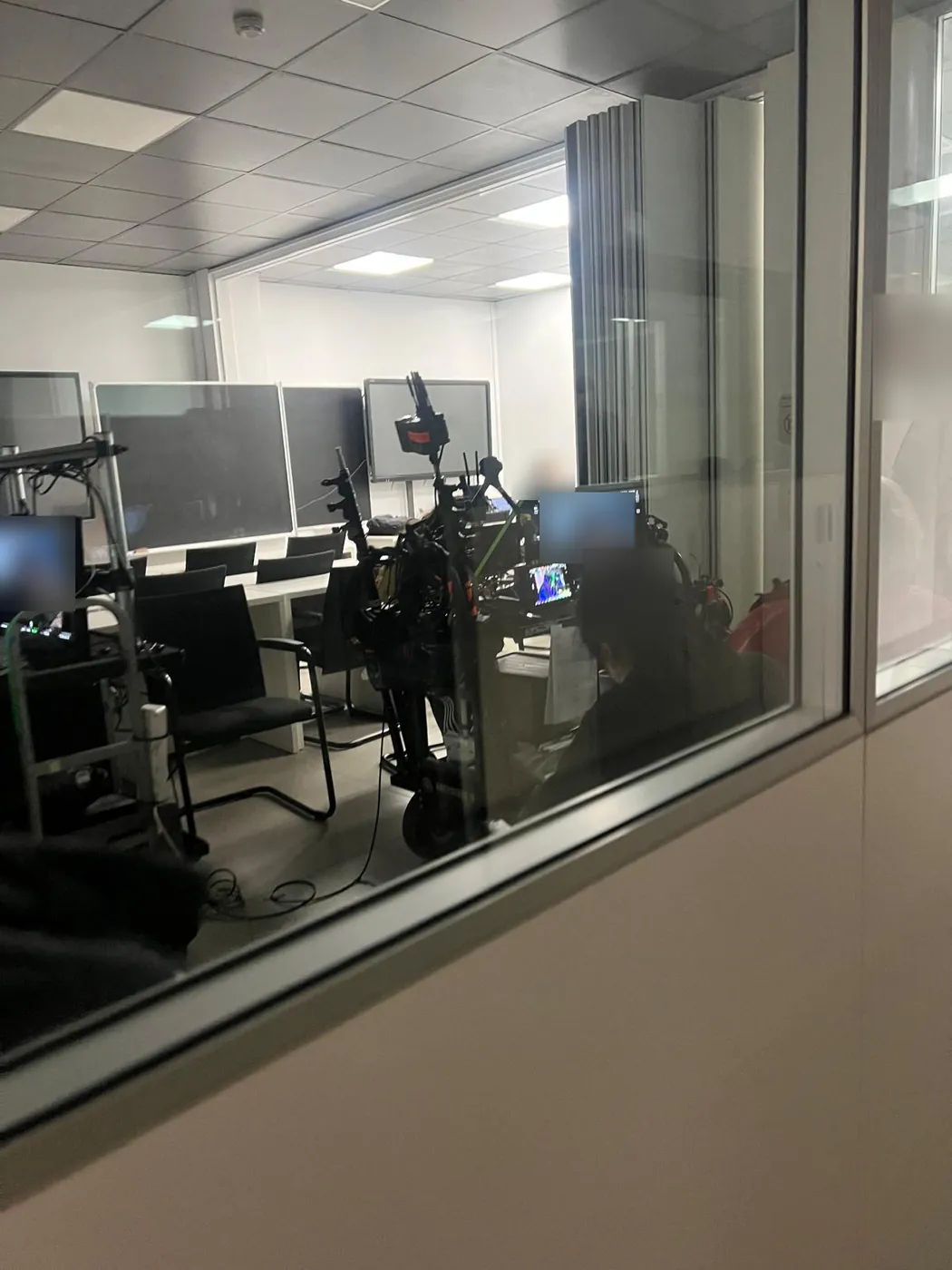 Aula de CMI vista a través de la cristalera durante el rodaje