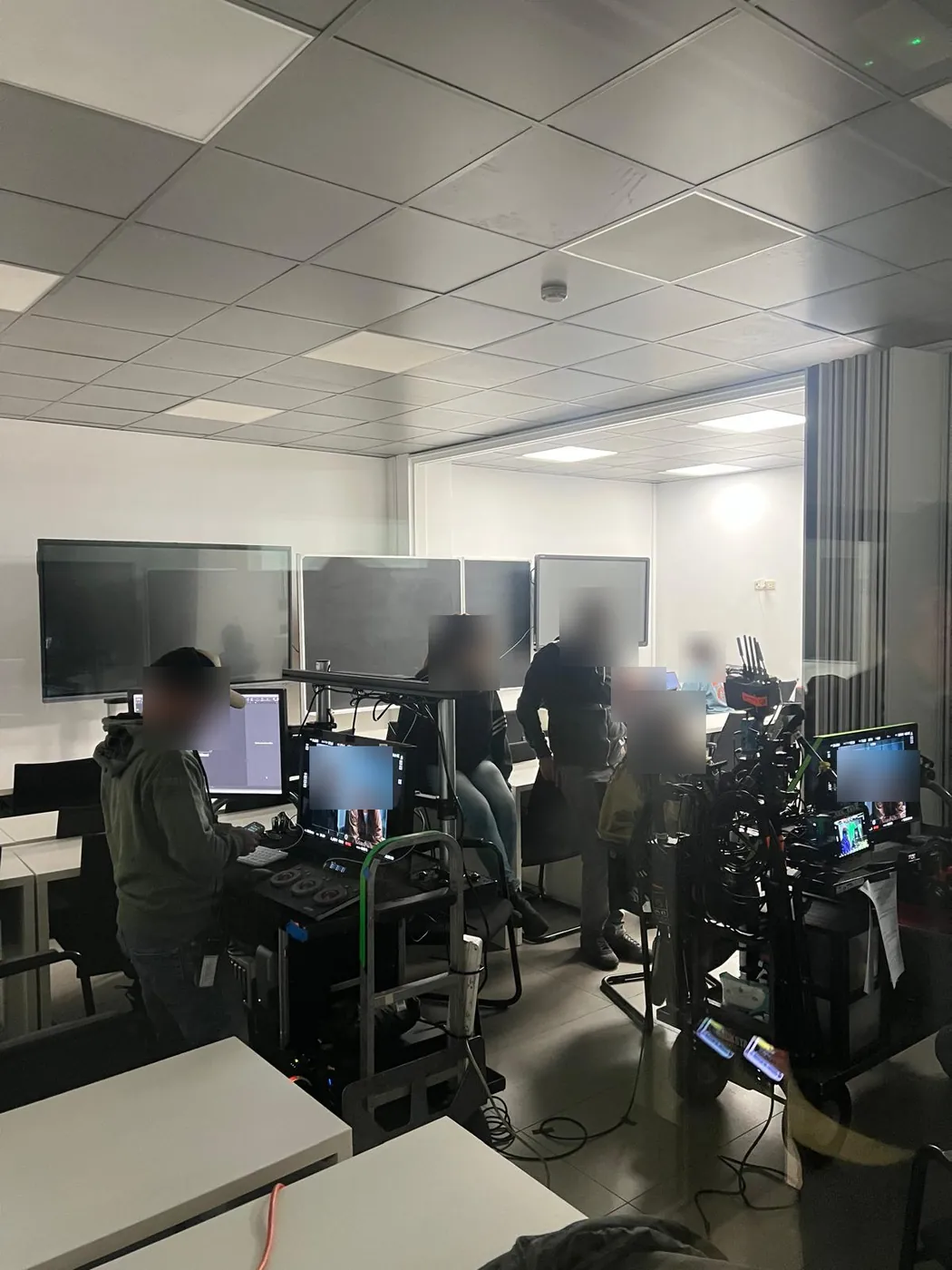 Set de rodaje montado en un aula de CMI con cámara, monitores y equipo técnico