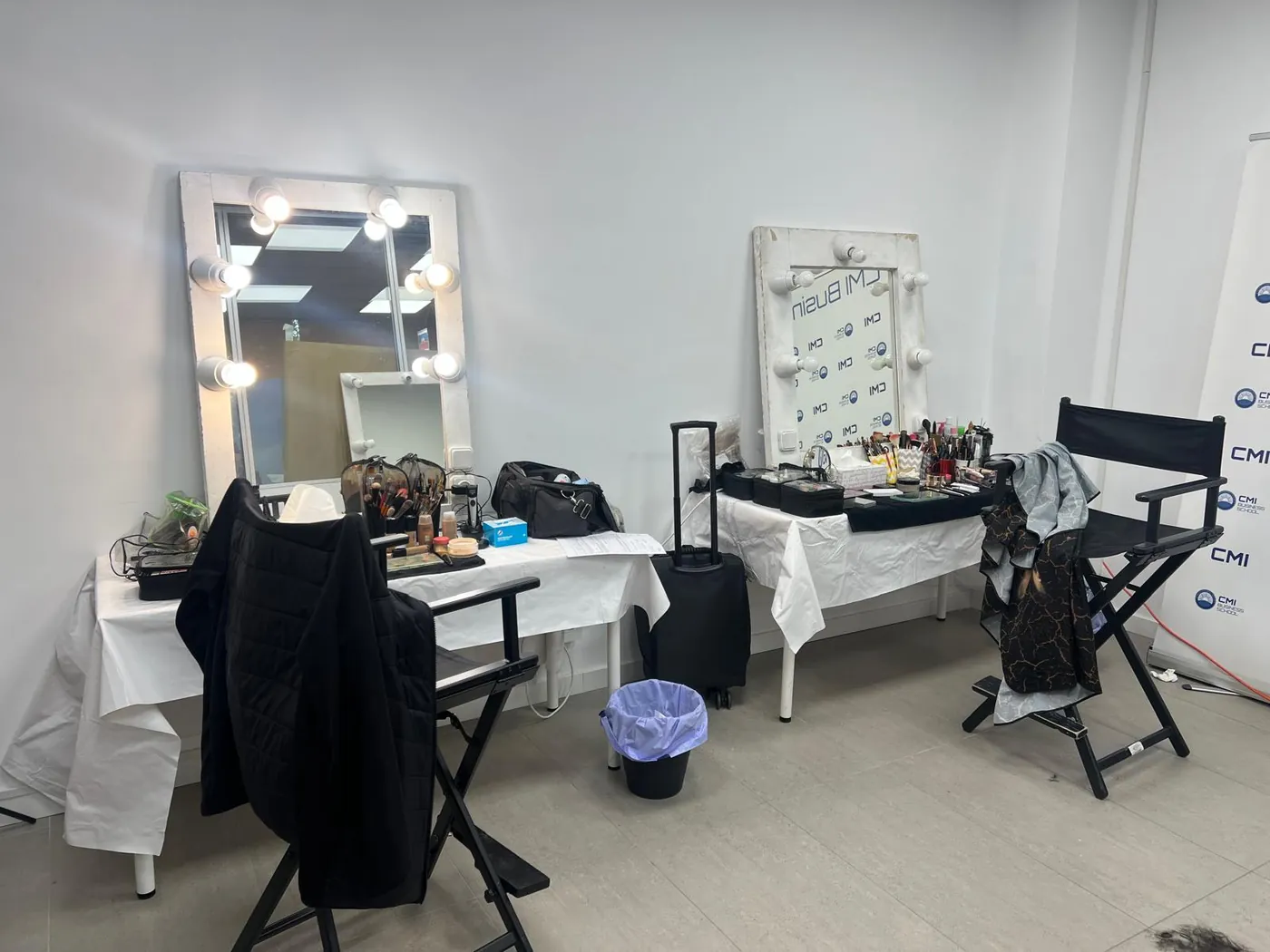 Camerino de maquillaje montado en una sala de CMI