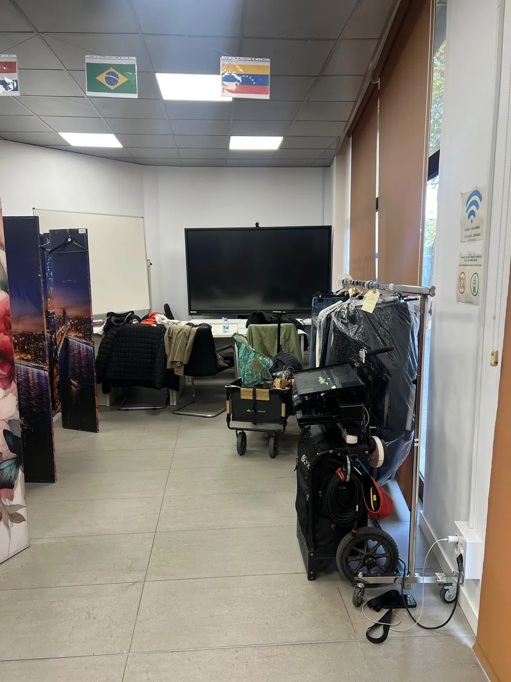 Aula de CMI con equipo de rodaje y vestuario