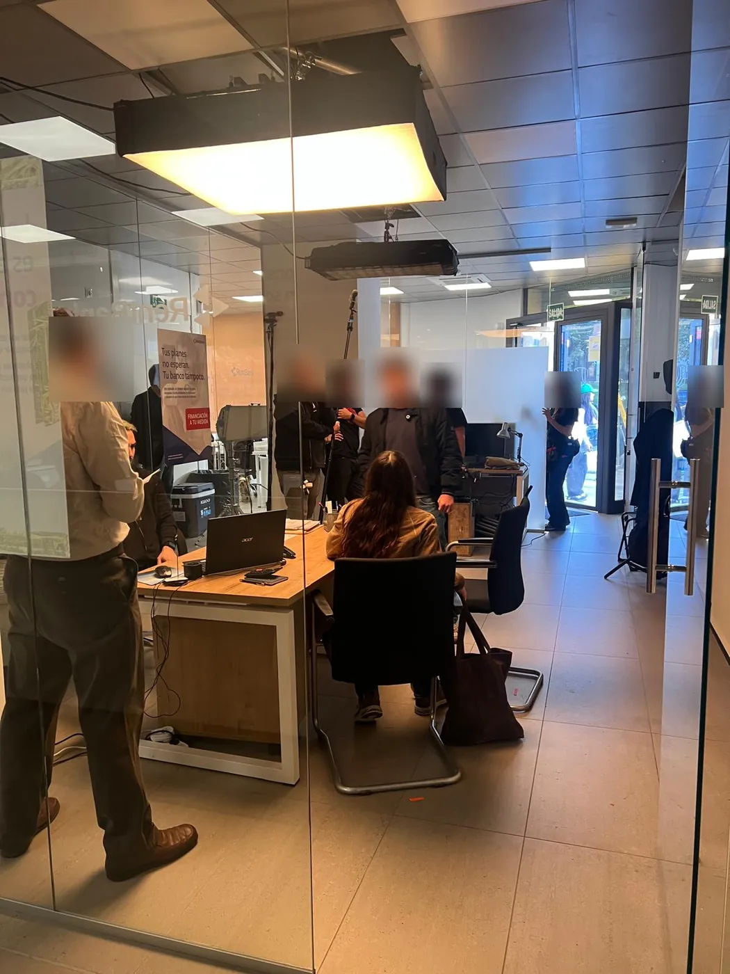 Escena rodada en el despacho acristalado de CMI con iluminación de cine