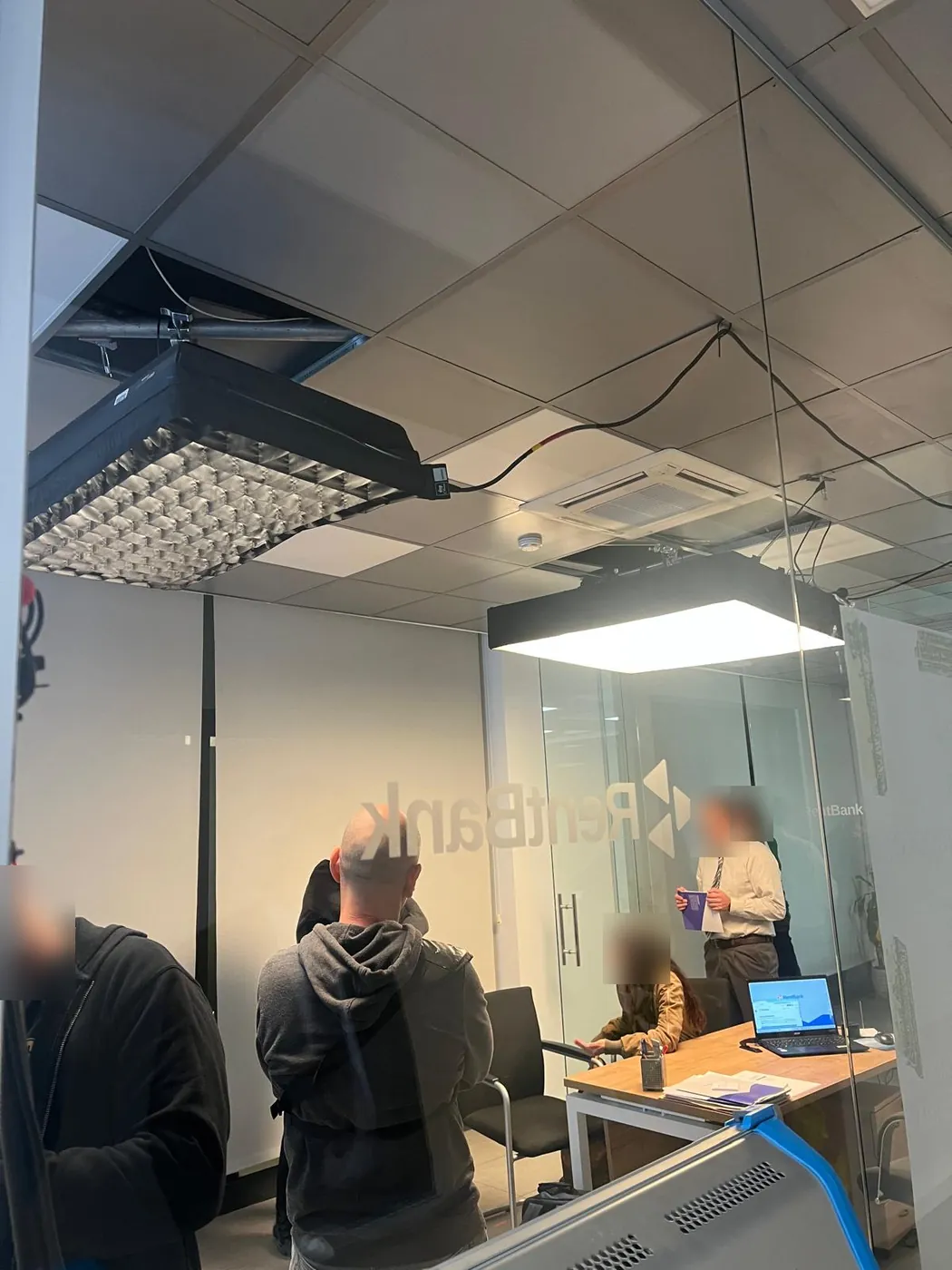 Pantallas y foco de cine instalados en el techo técnico de un aula