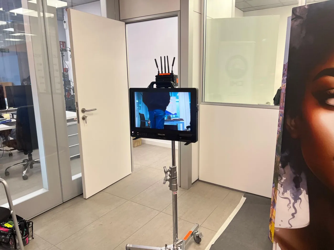 Monitor de dirección en el pasillo del campus durante el rodaje