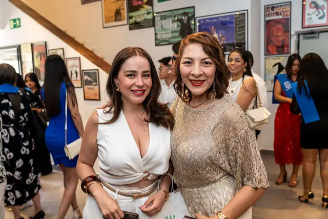 Reencuentro de compañeras antes de la ceremonia