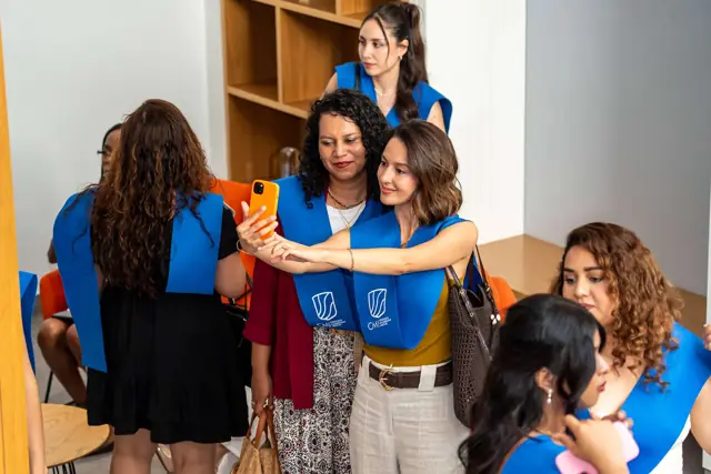 Graduados poniéndose la beca de CMI