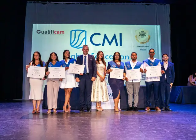 Graduados con sus títulos en la ceremonia de 2026
