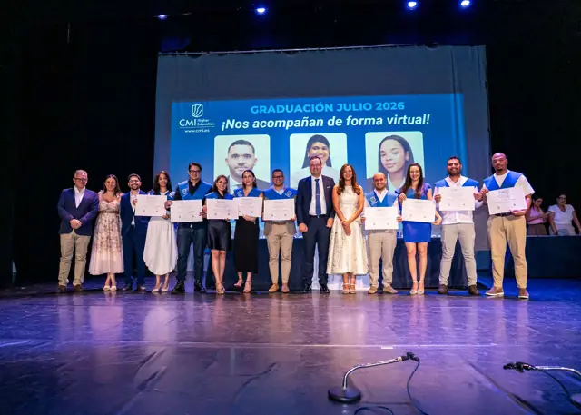 Entrega de títulos en el escenario