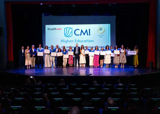 Familias y graduados llenan el teatro