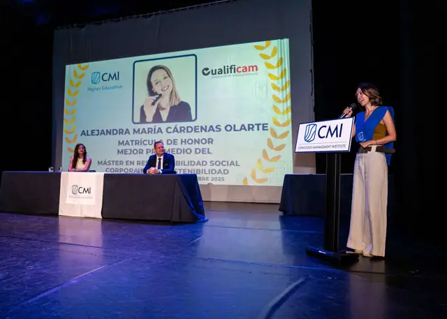 Una graduada celebra con la bandera de su país