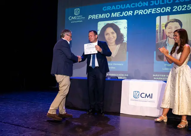 El público aplaude a la promoción 2026