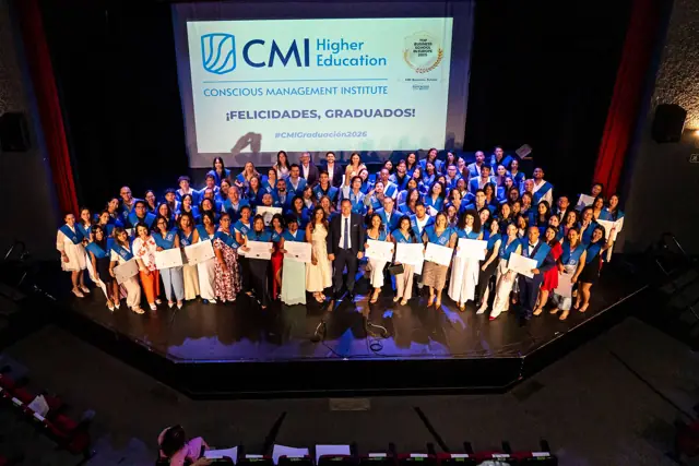 La promoción 2026 celebra su graduación en el escenario