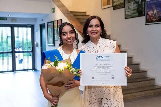 Una graduada con su título y su familia