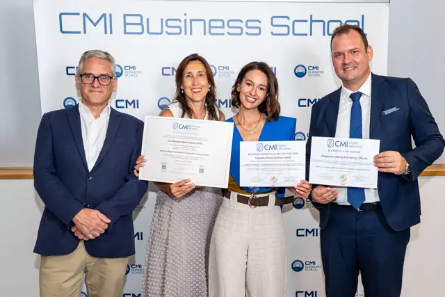 Graduadas con sus diplomas en el photocall