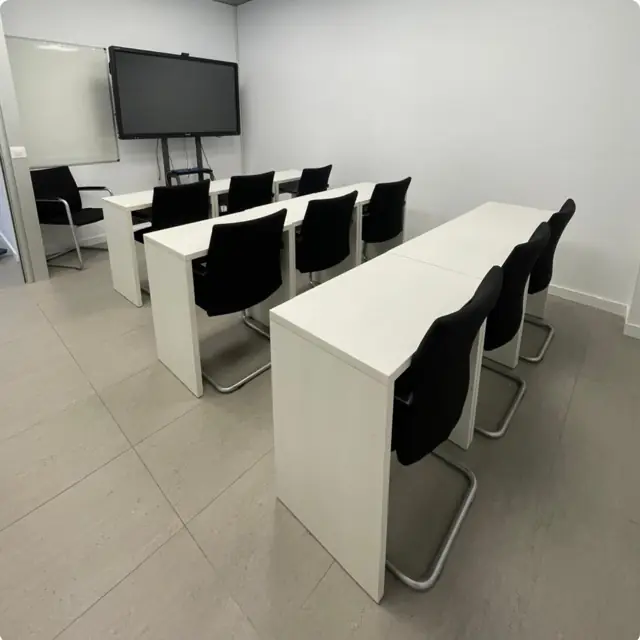 Aula de CMI equipada para clases presenciales y telepresenciales