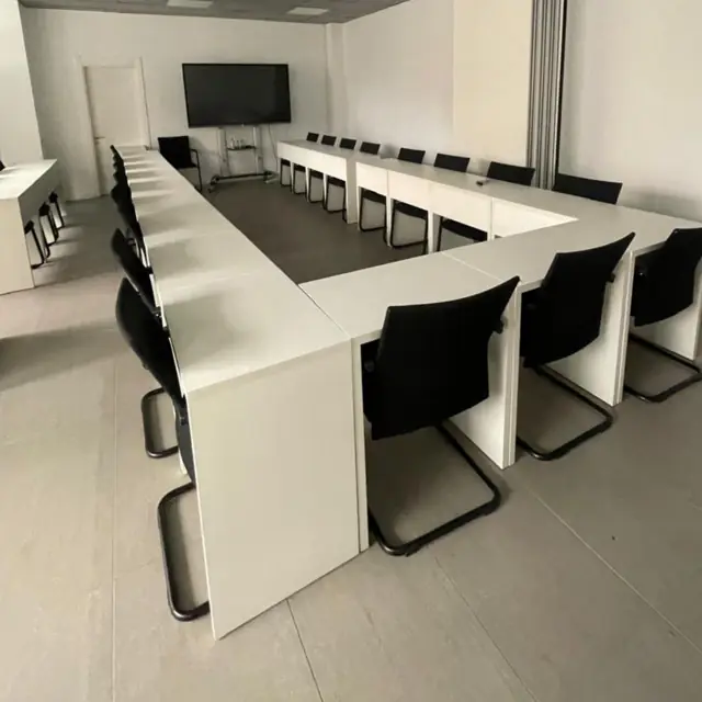 Aula en herradura para talleres y reuniones