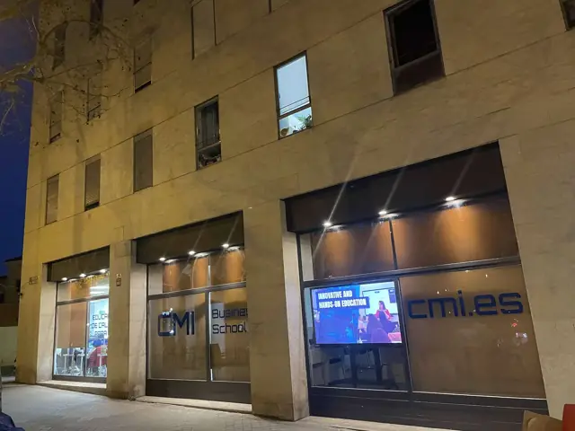 Fachada de CMI de noche