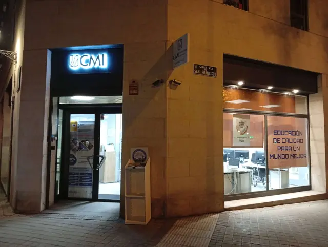 La entrada de CMI iluminada al caer la tarde